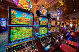 Meja Live Sic Bo nettoto dengan dealer profesional dan kamera multi-sudut menampilkan dadu dan hasil permainan